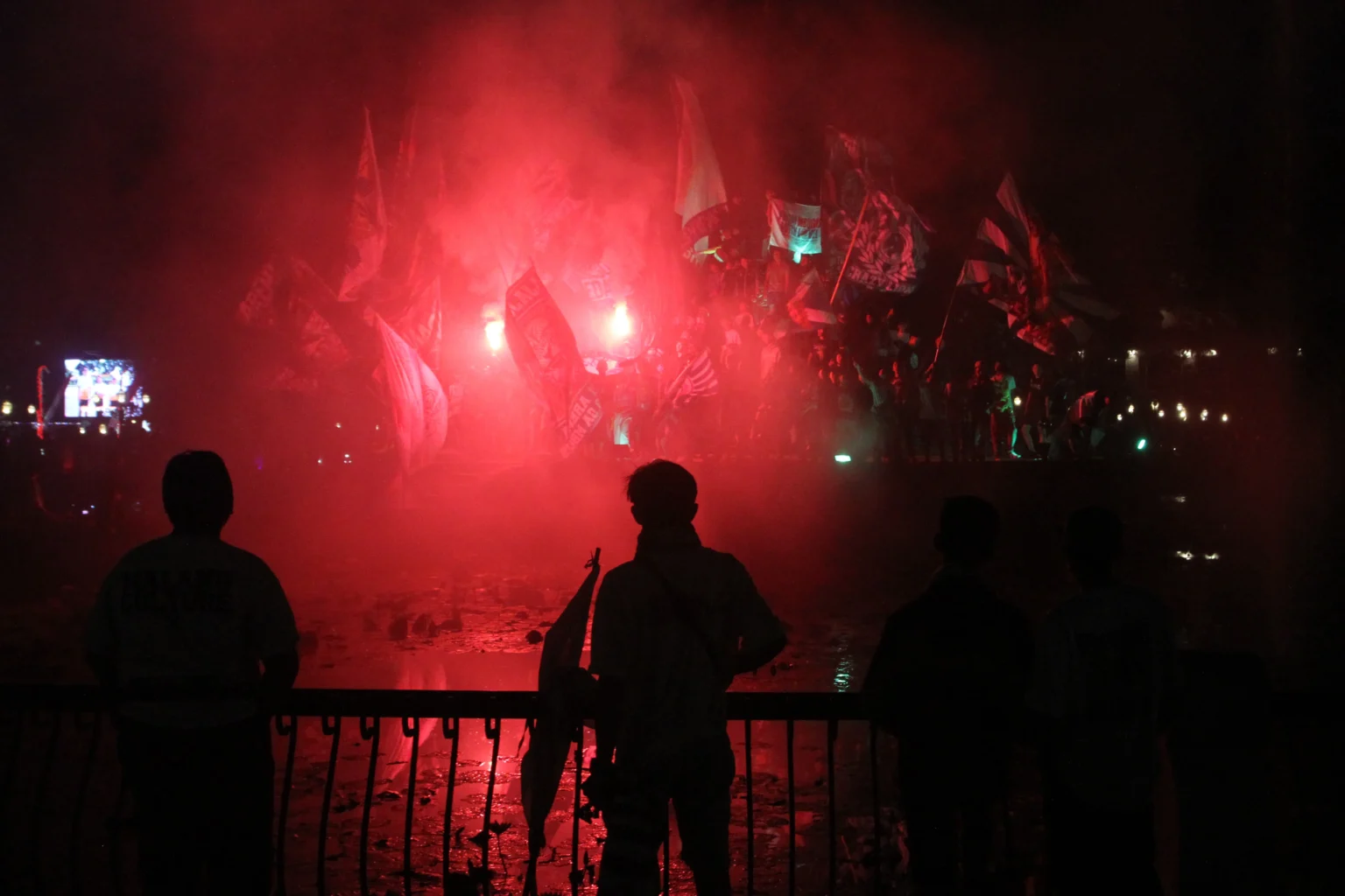 Suporter Arema FC (Aremania) menyalakan suar atau flare saat merayakan HUT ke-39 Arema di kawasan Alun-alun Tugu, Malang, Jawa Timur, Senin (10/8/2026).