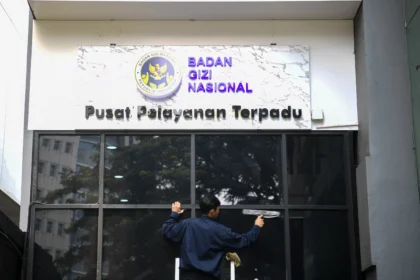 Petugas kebersihan membersihkan kaca ruang Pusat Pelayanan Terpadu Badan Gizi Nasional (BGN) di kantor BGN Jakarta. (Sumber: Antara Foto/Muhammad Adimaja/wsj)