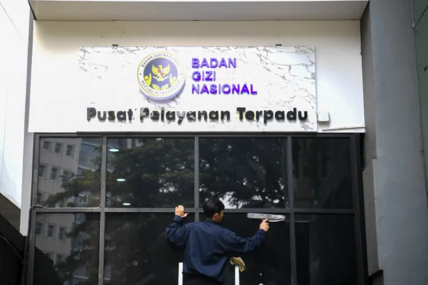 Petugas kebersihan membersihkan kaca ruang Pusat Pelayanan Terpadu Badan Gizi Nasional (BGN) di kantor BGN Jakarta. (Sumber: Antara Foto/Muhammad Adimaja/wsj)