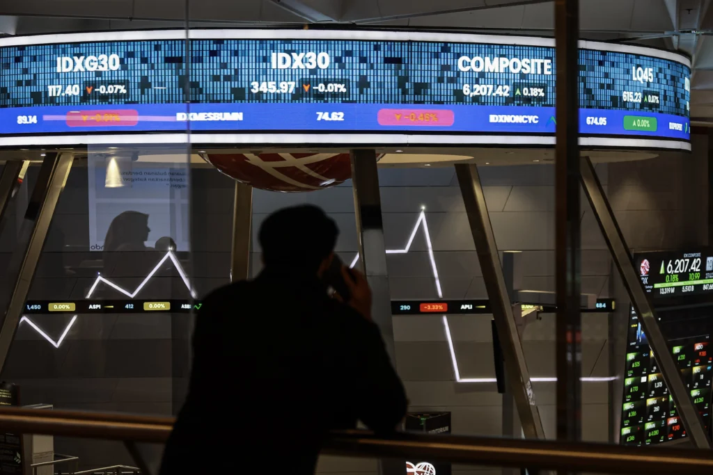 Pekerja mengamati layar digital pergerakan Indeks Harga Saham Gabungan (IHSG) di Bursa Efek Indonesia (BEI), Jakarta. (Sumber: Antara Foto/Dhemas Reviyanto/wsj)