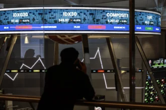 Pekerja mengamati layar digital pergerakan Indeks Harga Saham Gabungan (IHSG) di Bursa Efek Indonesia (BEI), Jakarta. (Sumber: Antara Foto/Dhemas Reviyanto/wsj)