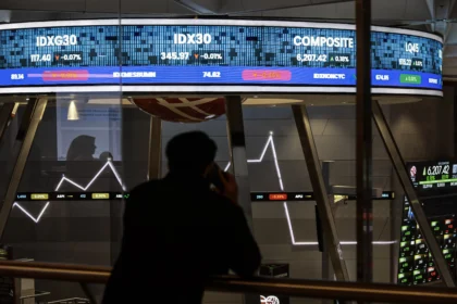 Pekerja mengamati layar digital pergerakan Indeks Harga Saham Gabungan (IHSG) di Bursa Efek Indonesia (BEI), Jakarta. (Sumber: Antara Foto/Dhemas Reviyanto/wsj)