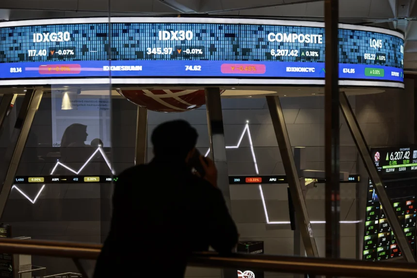 Pekerja mengamati layar digital pergerakan Indeks Harga Saham Gabungan (IHSG) di Bursa Efek Indonesia (BEI), Jakarta. (Sumber: Antara Foto/Dhemas Reviyanto/wsj)