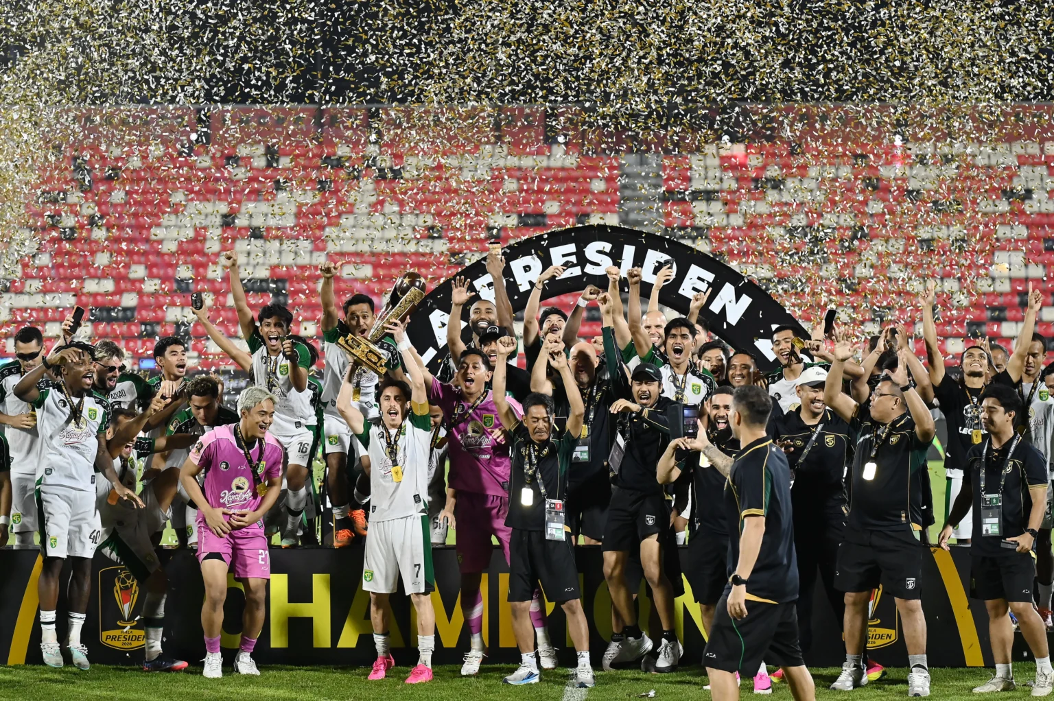 Pesepak bola dan ofisial tim Persebaya Surabaya berselebrasi setelah menjuarai Piala Presiden 2026 di Stadion Kapten I Wayan Dipta, Gianyar, Bali