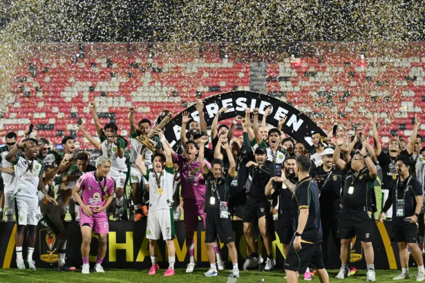 Pesepak bola dan ofisial tim Persebaya Surabaya berselebrasi setelah menjuarai Piala Presiden 2026 di Stadion Kapten I Wayan Dipta, Gianyar, Bali