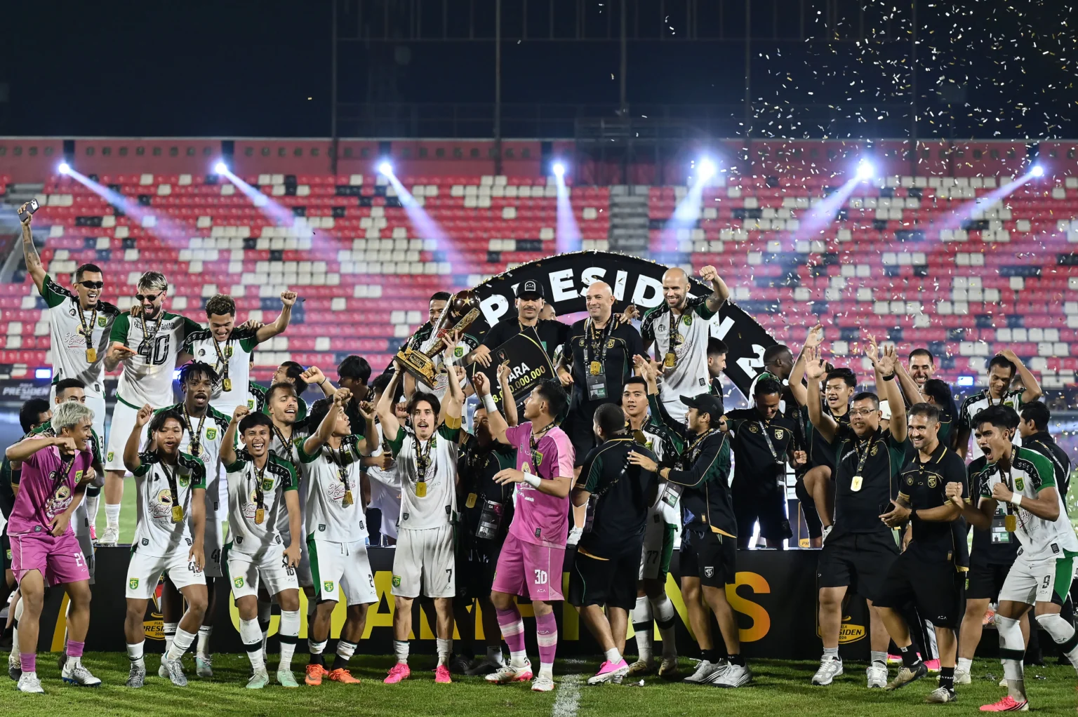 Pesepak bola dan ofisial tim Persebaya Surabaya berselebrasi setelah menjuarai Piala Presiden 2026 di Stadion Kapten I Wayan Dipta, Gianyar, Bali, Jumat (7/8/2026).