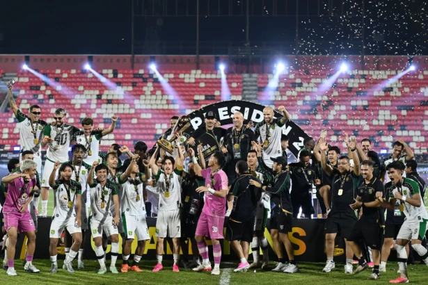 Pesepak bola dan ofisial tim Persebaya Surabaya berselebrasi setelah menjuarai Piala Presiden 2026 di Stadion Kapten I Wayan Dipta, Gianyar, Bali, Jumat (7/8/2026).