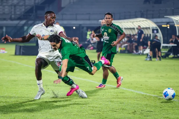 Pesepak bola Persebaya Surabaya Francisco Rivera (tengah) terjatuh usai gagal melewati adangan pesepak bola Arema FC Matheus Nascimento (kiri) pada pertandingan semifinal Piala Presiden 2026 di Stadion Kapten I Wayan Dipta, Gianyar, Bali