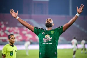 Pesepak bola Persebaya Surabaya Yuran Fernandes berselebrasi usai mencetak gol ke gawang Arema FC pada pertandingan semifinal Piala Presiden 2026 di Stadion Kapten I Wayan Dipta, Gianyar, Bali, Selasa (4/8/2026).