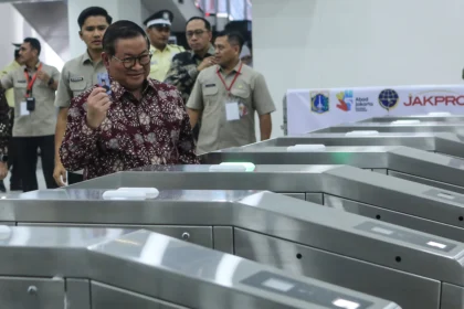 Gubernur DKI Jakarta Pramono Anung meninjau Stasiun LRT Jakarta di Manggarai, Jakarta. (Sumber: Antara Foto/Asprilla Dwi Adha/YU)