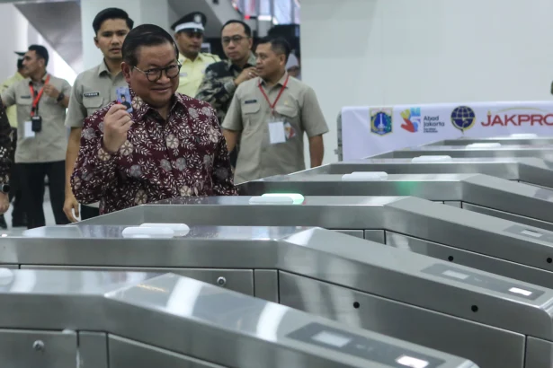 Gubernur DKI Jakarta Pramono Anung meninjau Stasiun LRT Jakarta di Manggarai, Jakarta. (Sumber: Antara Foto/Asprilla Dwi Adha/YU)