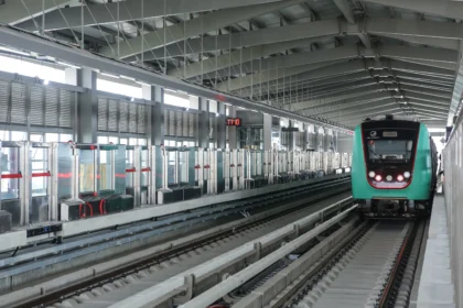 Rangkaian kereta LRT Jakarta Manggarai-Kelapa Gading berhenti di Stasiun LRT Jakarta Manggarai, Jakarta