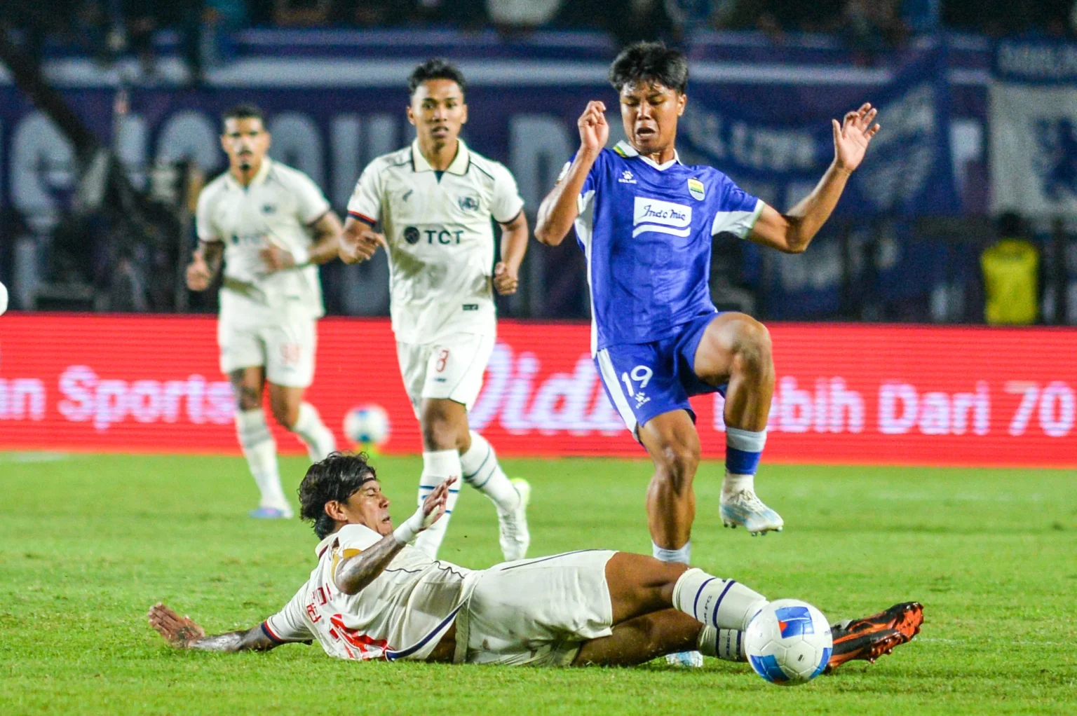 Pesepak bola Persib Bandung Nazriel Alvaro (kanan) diadang oleh pesepak bola Arema FC Roberto Pimenta (bawah) saat pertandingan Grup A Piala Presiden 2026 di Stadion Si Jalak Harupat, Kabupaten Bandung, Jawa Barat