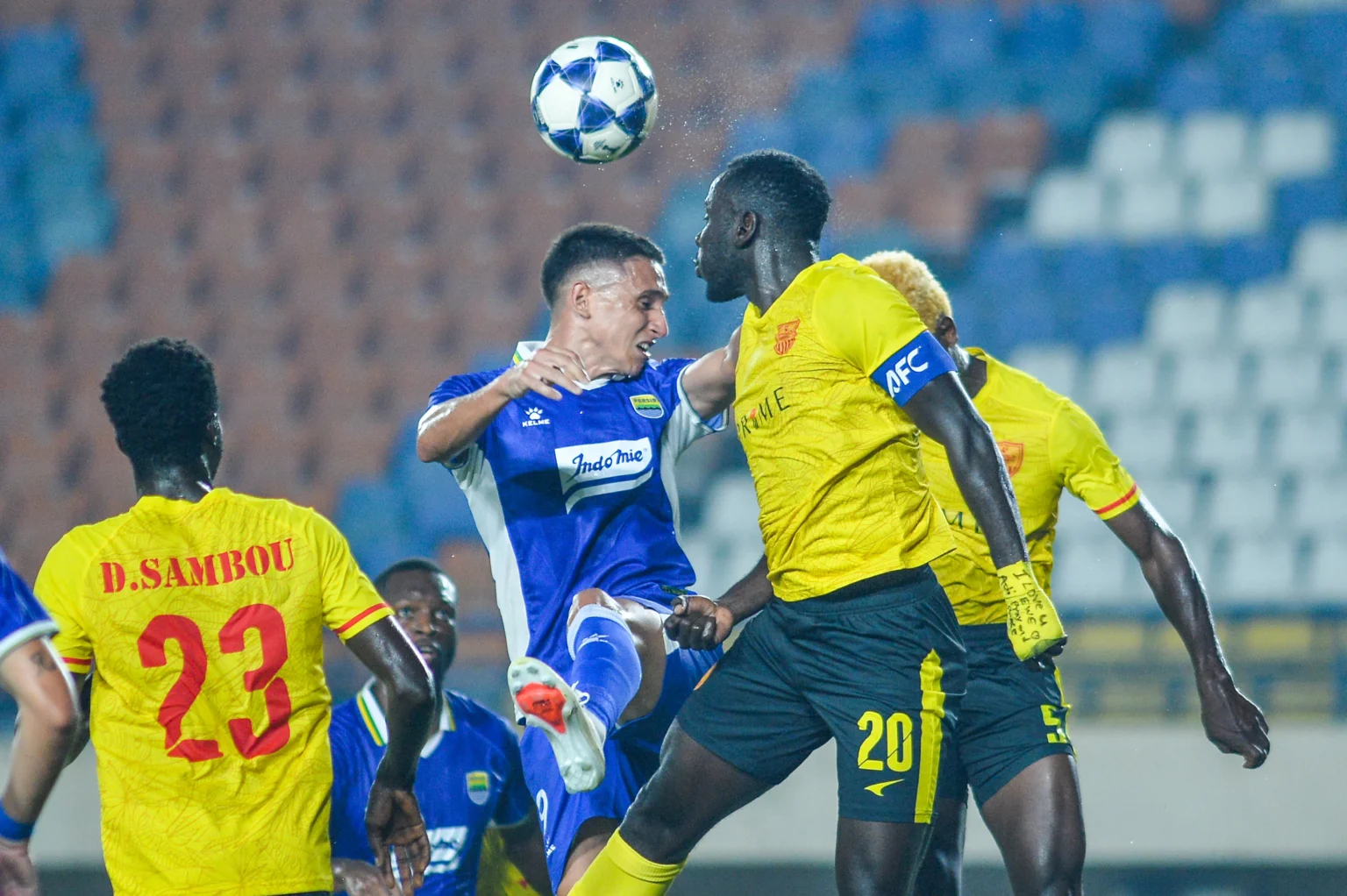 Pesepak bola Persib Bandung Luka Menalo (tengah) berebut bola dengan pesepak bola Manila Digger Modou Joof (kanan) pada babak penentuan fase grup AFC Champions League Two di Stadion Si Jalak Harupat, Kabupaten Bandung, Jawa Barat, Senin (31/8/2026).