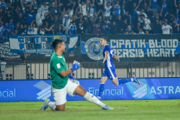 Pesepak bola Persib Bandung Balsa Sekulic (kanan) melakukan seleberasi usai mencetak gol ke gawang penjaga gawang Tampines Rovers Muhammad Zharfan (kiri) pada pertandingan Grup A Piala Presiden di Stadion Si Jalak Harupat, Kabupaten Bandung, Jawa Barat, Jumat (31/7/2026).
