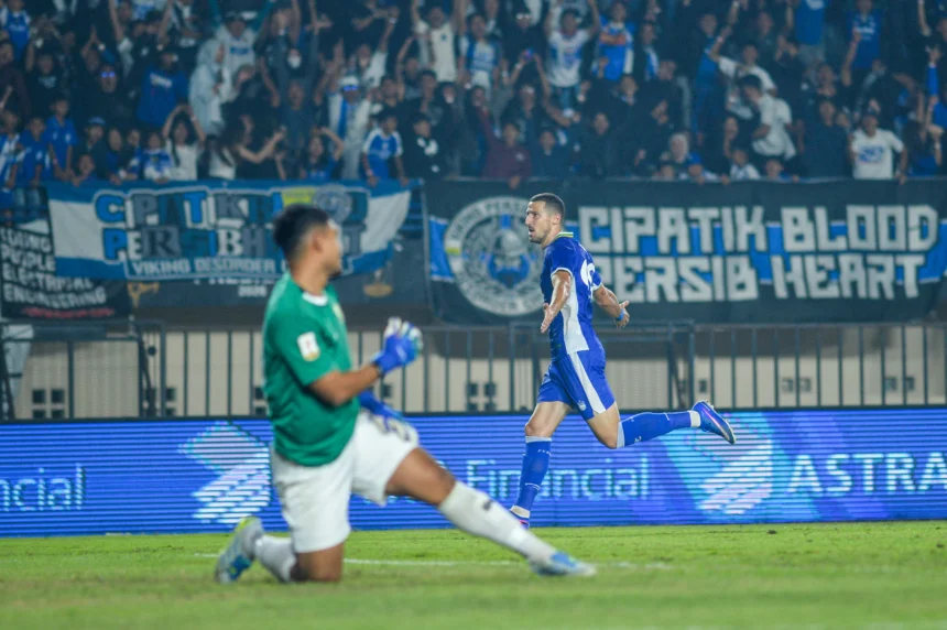 Pesepak bola Persib Bandung Balsa Sekulic (kanan) melakukan seleberasi usai mencetak gol ke gawang penjaga gawang Tampines Rovers Muhammad Zharfan (kiri) pada pertandingan Grup A Piala Presiden di Stadion Si Jalak Harupat, Kabupaten Bandung, Jawa Barat, Jumat (31/7/2026).