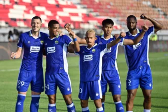 Pesepak bola Persib Bandung Uilliam Barros Pereira (kedua kiri) bersama rekan setim berselebrasi usai mencetak gol ke gawang Persija Jakarta pada semifinal Piala Presiden 2026 di Stadion Kapten I Wayan Dipta, Gianyar, Bali, Selasa (4/8/2026).