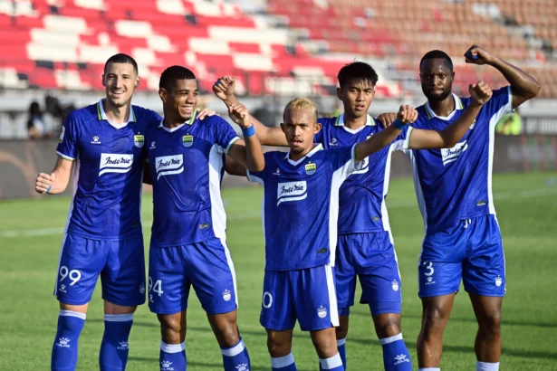 Pesepak bola Persib Bandung Uilliam Barros Pereira (kedua kiri) bersama rekan setim berselebrasi usai mencetak gol ke gawang Persija Jakarta pada semifinal Piala Presiden 2026 di Stadion Kapten I Wayan Dipta, Gianyar, Bali, Selasa (4/8/2026).