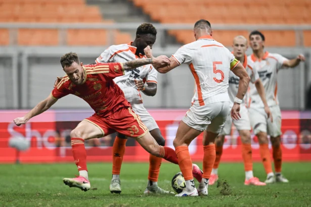 Pesepak bola Persija Jakarta Stjepan Loncar (kiri) melewati hadangan pesepak bola Brisbane Roar FC Thomas Aldred (ketiga kiri) dalam pertandingan persahabatan internasional di Jakarta International Stadium (JIS), Jakarta, Sabtu (29/8/2026).