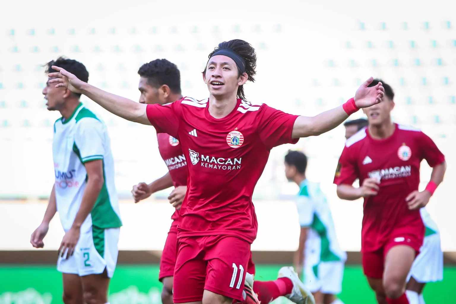 Pesepak bola Persija Jakarta Arlyansyah Abdulmanan berselebrasi usai mencetak gol ke gawang PSMS Medan pada pertandingan Grup B Piala Presiden 2026 di Stadion Gelora Bung Tomo, Surabaya, Jawa Timur