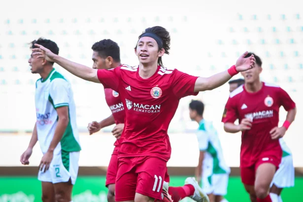 Pesepak bola Persija Jakarta Arlyansyah Abdulmanan berselebrasi usai mencetak gol ke gawang PSMS Medan pada pertandingan Grup B Piala Presiden 2026 di Stadion Gelora Bung Tomo, Surabaya, Jawa Timur