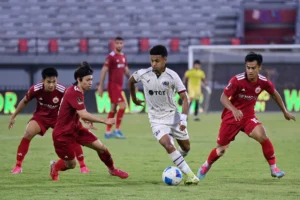 Pesepak bola Arema FC Gabriel Silva Costa (kedua kanan) berusaha melewati adangan pesepak bola Persija Jakarta Arlyansyah Abdulmanan (kedua kiri), Pratama Arhan (kanan), dan Witan Sulaiman (kiri) pada pertandingan perebutan peringkat ketiga Piala Presiden 2026 di Stadion Kapten I Wayan Dipta, Gianyar, Bali, Kamis (6/8/2026).