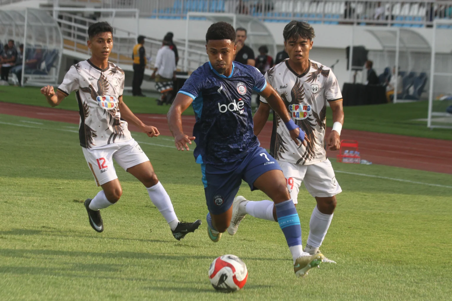 Pesepakbola Arema FC Gabriel Silva Costa (tengah) berusaha melewati pesepakbola Rans Nusantara FC Aqsa Aqyuba Yuarnna Rabbani (kiri) dan Racksa Surya Wijaya (kanan) dalam pertandingan persahabatan di Stadion Kanjuruhan, Kabupaten Malang, Jawa Timur