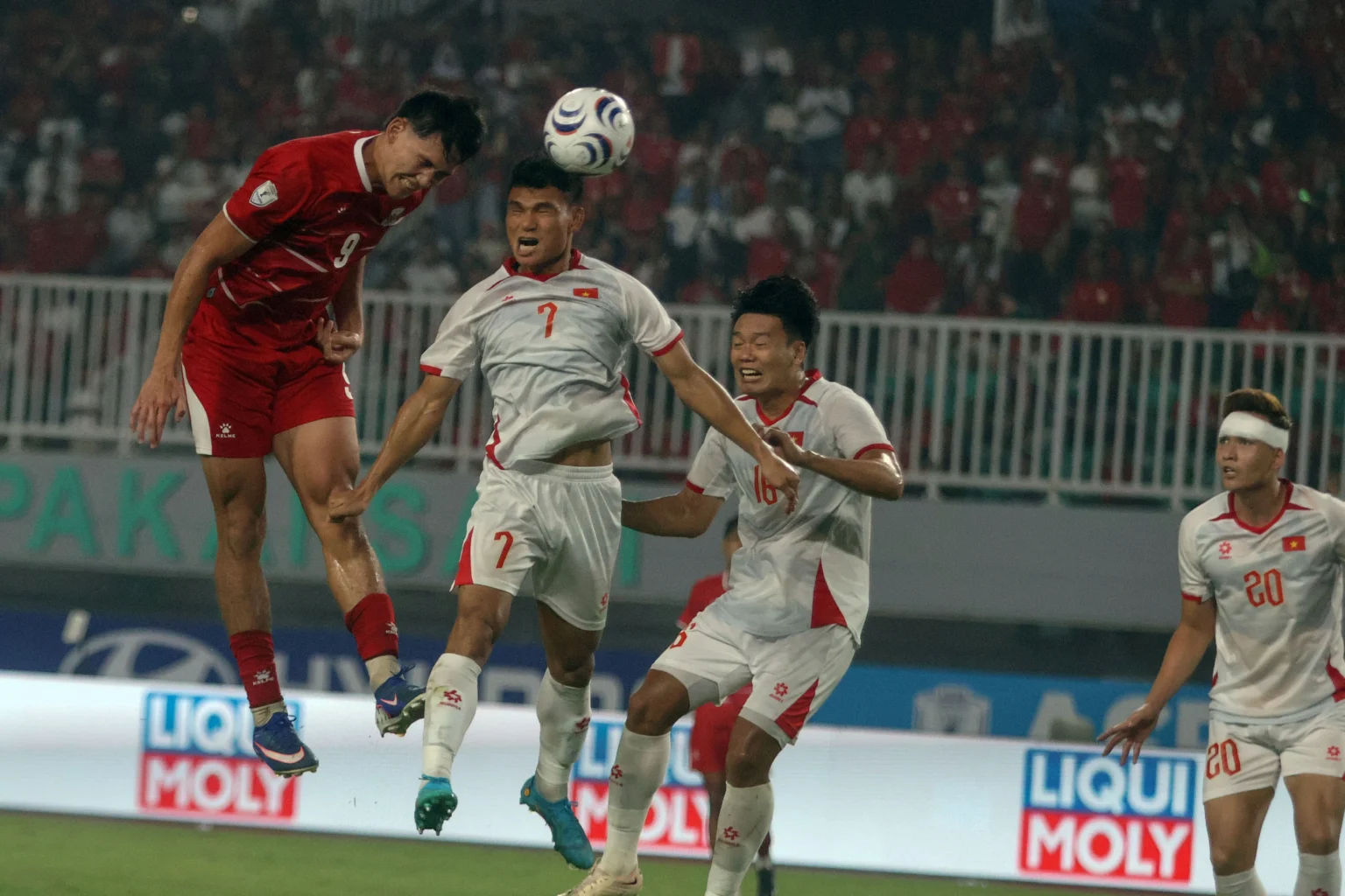 Pesepak bola Timnas Indonesia Mitchell Lee Baker (kiri) berebut bola dengan pesepak bola Timnas Vietnam Xuanh Manh Pham (kedua kiri) pada pertandingan Grup A Piala AFF 2026 di Stadion Gelora Pakansari, Kabupaten Bogor