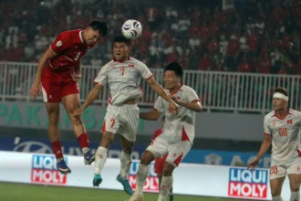 Pesepak bola Timnas Indonesia Mitchell Lee Baker (kiri) berebut bola dengan pesepak bola Timnas Vietnam Xuanh Manh Pham (kedua kiri) pada pertandingan Grup A Piala AFF 2026 di Stadion Gelora Pakansari, Kabupaten Bogor