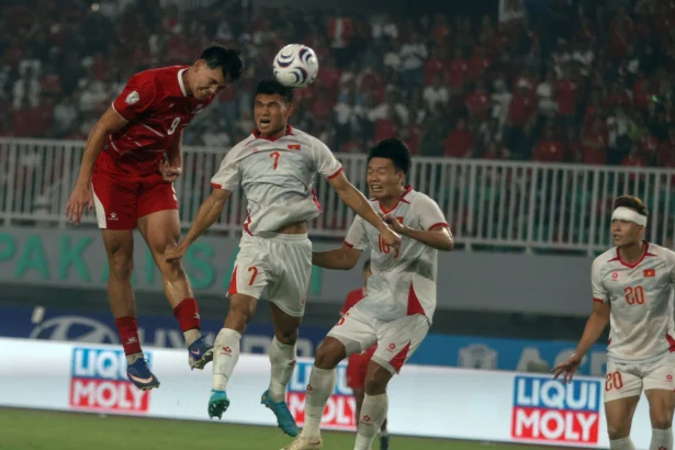 Pesepak bola Timnas Indonesia Mitchell Lee Baker (kiri) berebut bola dengan pesepak bola Timnas Vietnam Xuanh Manh Pham (kedua kiri) pada pertandingan Grup A Piala AFF 2026 di Stadion Gelora Pakansari, Kabupaten Bogor