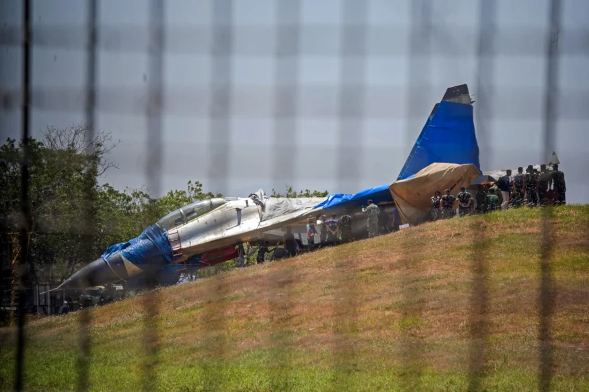 Sejumlah petugas gabungan melakukan evakuasi terhadap pesawat tempur Sukhoi di landasan pacu Bandara Internasional Sultan Hasanuddin, Kabupaten Maros, Sulawesi Selatan, Senin (24/8/2026).