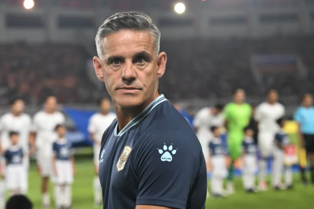 Pelatih Timnas Indonesia John Herdman bersiap memimpin anak latihnya melawan Timnas Kamboja pada pertandingan Grup A ASEAN Championship atau Piala AFF 2026 di Stadion Gelora Pakansari, Kabupaten Bogor, Jawa Barat