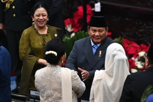 Presiden Prabowo Subianto (kanan) menyalami Ketua Komisi IV DPR Siti Hediati Soeharto (tengah) disaksikan Ketua DPR Puan Maharani (kiri) seusai pidato kenegaraan dalam rangka Penyampaian Pengantar/Keterangan Pemerintah atas RUU tentang APBN Tahun Anggaran 2027 beserta Nota Keuangannya saat Rapat Paripurna Pembukaan Masa Persidangan I DPR Tahun Sidang 2026-2027 di Gedung Nusantara, Kompleks Parlemen, Jakarta, Jumat (14/8/2026).