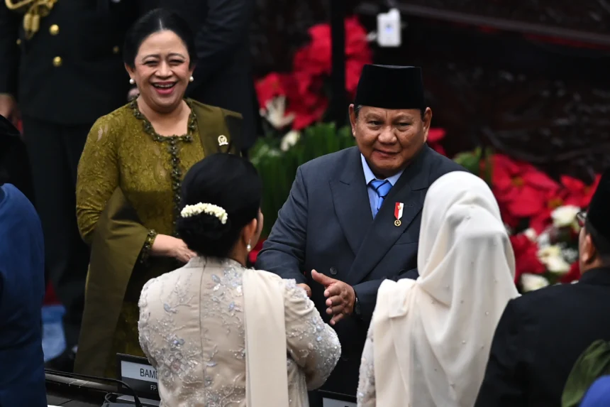 Presiden Prabowo Subianto (kanan) menyalami Ketua Komisi IV DPR Siti Hediati Soeharto (tengah) disaksikan Ketua DPR Puan Maharani (kiri) seusai pidato kenegaraan dalam rangka Penyampaian Pengantar/Keterangan Pemerintah atas RUU tentang APBN Tahun Anggaran 2027 beserta Nota Keuangannya saat Rapat Paripurna Pembukaan Masa Persidangan I DPR Tahun Sidang 2026-2027 di Gedung Nusantara, Kompleks Parlemen, Jakarta, Jumat (14/8/2026).