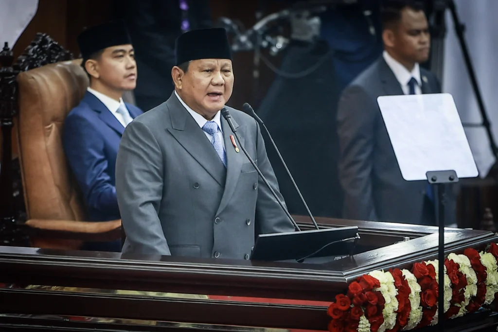 Presiden Prabowo Subianto menyampaikan pidato dalam Sidang Tahunan MPR RI dan Sidang Bersama DPR-DPD RI Tahun 2026 di Kompleks Parlemen, Jakarta. (Sumber: Antara Foto/Dhemas Reviyanto/bay/kye)