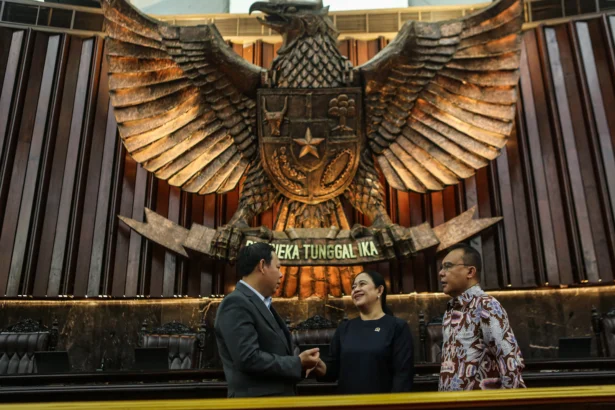 Ketua DPR Puan Maharani (tengah) berbincang dengan Wakil Ketua DPR Sufmi Dasco Ahmad (kanan) dan Ketua DPD Sultan Bachtiar Najamudin (kiri) saat meninjau persiapan tempat sidang tahunan di Kompleks Parlemen, Senayan, Jakarta, Rabu (12/8/2026).