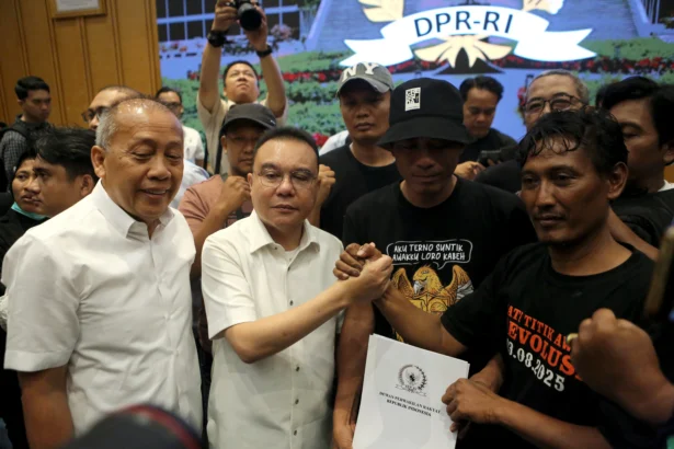 Wakil Ketua DPR Sufmi Dasco Ahmad (kedua kiri) bersama Saan Mustopa (kiri) berjabat tangan dengan perwakilan Aliansi Masyarakat Pati Bersatu (AMPB) Teguh Istiyanto (kanan) dan Supriyono (kedua kanan) alias Botok saat audiensi di Kompleks Parlemen, Senayan, Jakarta, Kamis (27/8/2026).