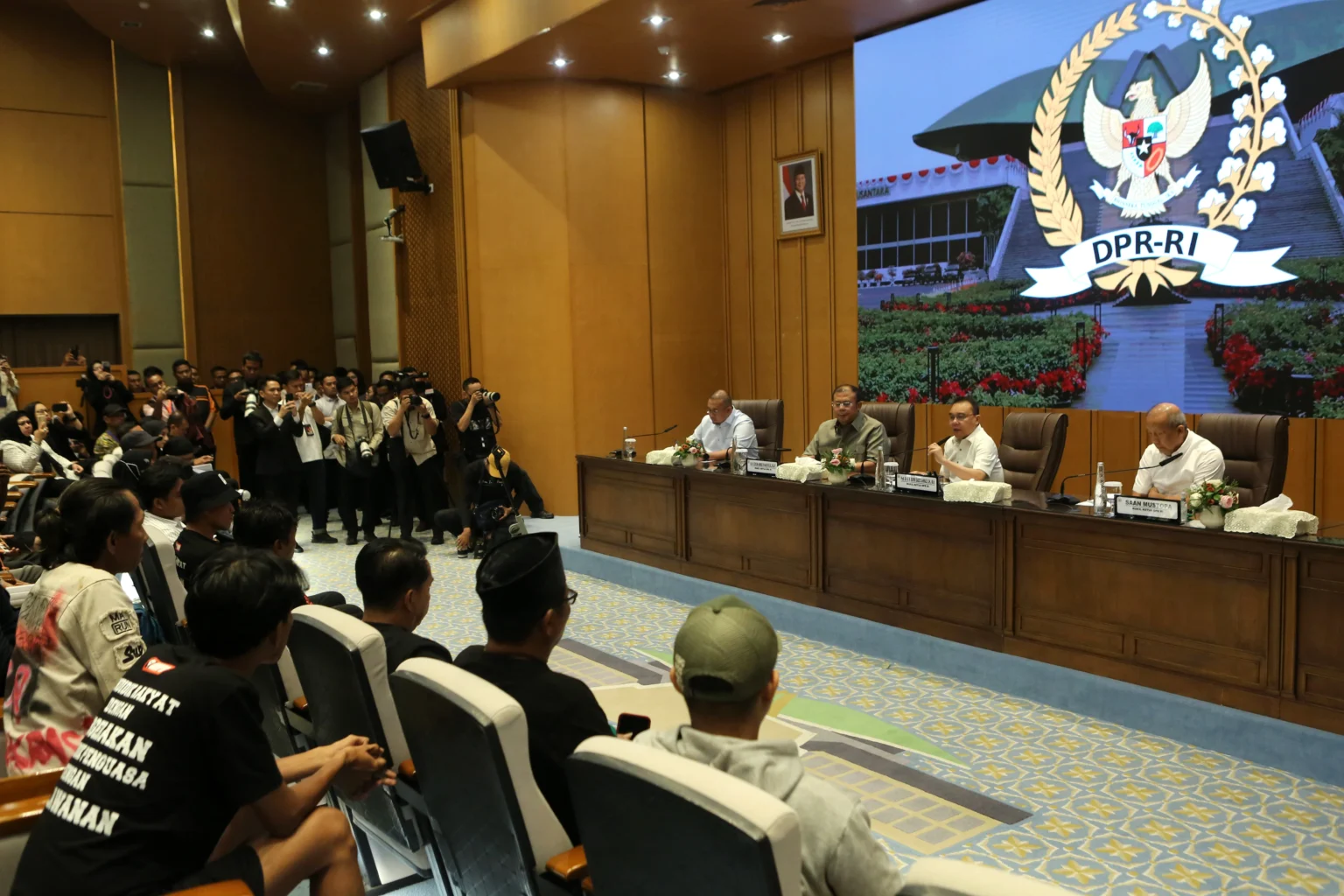 Wakil Ketua DPR Sufmi Dasco Ahmad (kedua kanan), Cucun Ahmad Syamsurijal (ketiga kanan), Saan Mustopa (kanan), serta Wakil Ketua Komisi VI DPR Andre Rosiade menerima Aliansi Masyarakat Pati Bersatu (AMPB) di Kompleks Parlemen, Senayan, Jakarta, Kamis (27/8/2026).