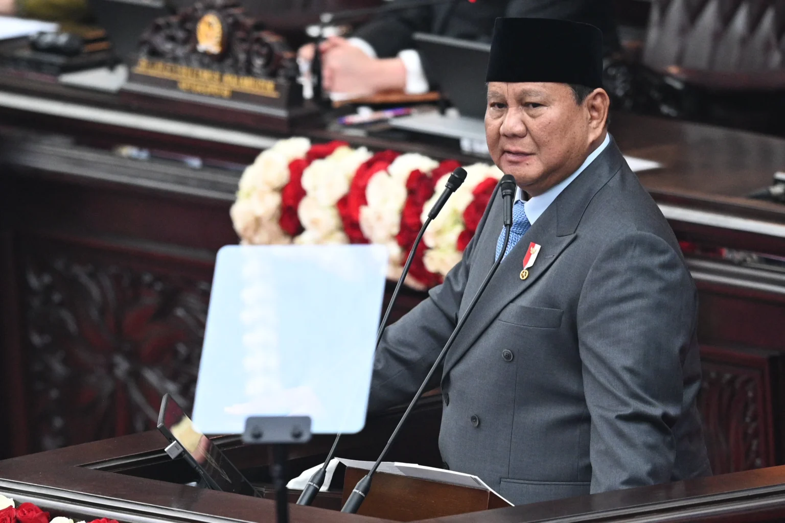 Presiden Prabowo Subianto menyampaikan pidato dalam Sidang Tahunan MPR RI dan Sidang Bersama DPR-DPD RI Tahun 2026 di Gedung Nusantara, Kompleks Parlemen, Jakarta. (Sumber: Antara Foto/Fauzan/sgd/kye)