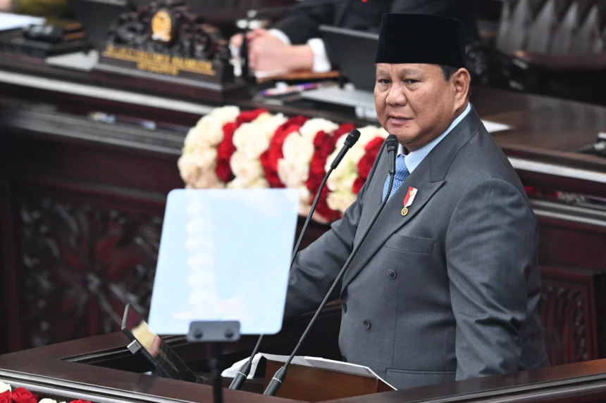Presiden Prabowo Subianto menyampaikan pidato dalam Sidang Tahunan MPR RI dan Sidang Bersama DPR-DPD RI Tahun 2026 di Gedung Nusantara, Kompleks Parlemen, Jakarta. (Sumber: Antara Foto/Fauzan/sgd/kye)
