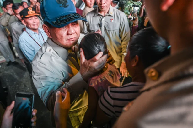 Presiden Prabowo Subianto memeluk seorang anak usai memimpin rapat koordinasi penanggulangan kebakaran hutan dan lahan (karhutla) di Bandara Tjilik Riwut, Palangka Raya, Kalimantan Tengah, Sabtu (22/8/2026).