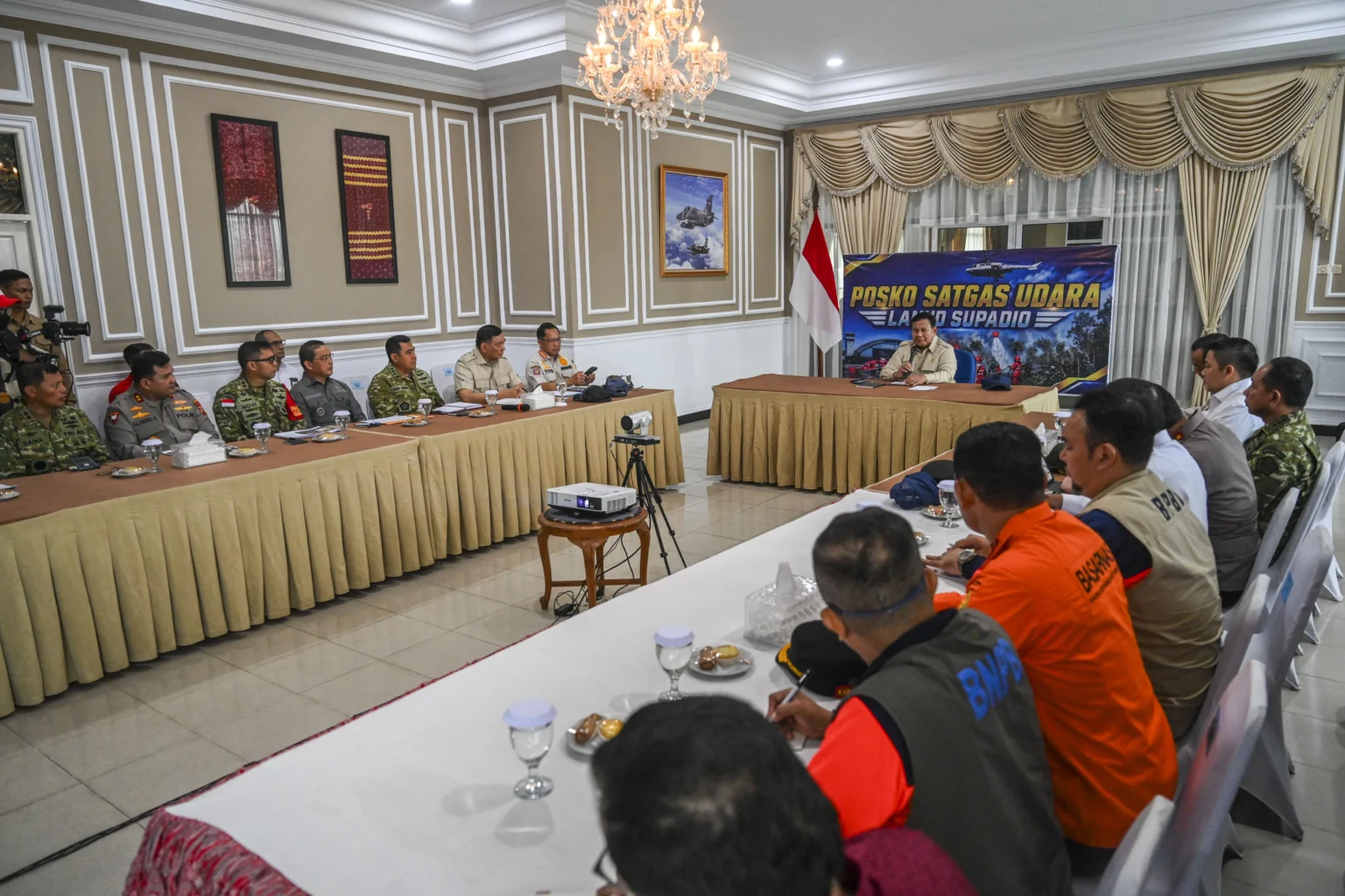 Presiden Prabowo Subianto (tengah) memimpin rapat bersama menteri Kabinet Merah Putih di Landasan Udara Supadio, Kubu Raya, Kalimantan Barat