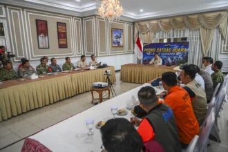 Presiden Prabowo Subianto (tengah) memimpin rapat bersama menteri Kabinet Merah Putih di Landasan Udara Supadio, Kubu Raya, Kalimantan Barat