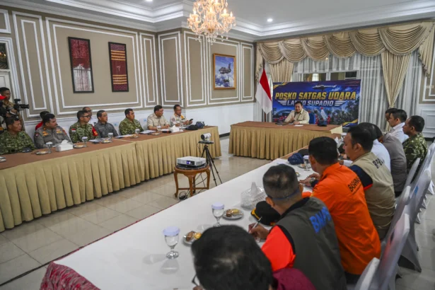 Presiden Prabowo Subianto (tengah) memimpin rapat bersama menteri Kabinet Merah Putih di Landasan Udara Supadio, Kubu Raya, Kalimantan Barat