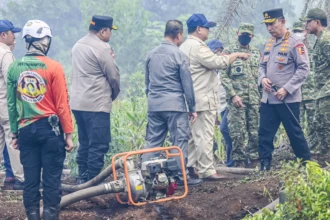Presiden Prabowo Subianto (tengah) berbincang dengan Kapolri Jendral Pol Listyo Sigit Prabowo (kedua kanan) dan Panglima TNI Jenderal TNI Agus Subiyanto (kanan) saat meninjau lokasi kebakaran hutan dan lahan (karhutla) di Kawasan Kubu Raya, Pontianak, Kalimantan Barat