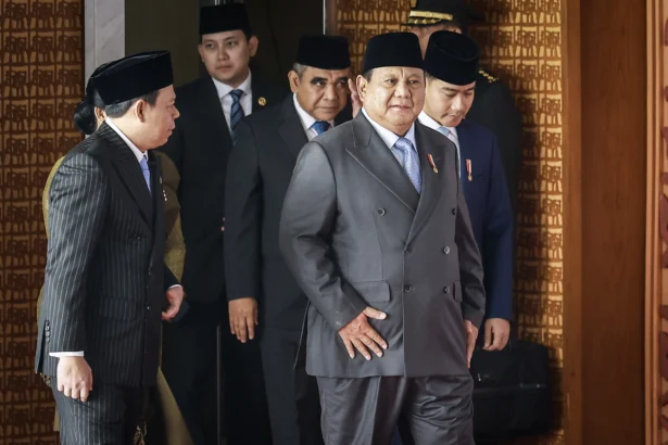Presiden Prabowo Subianto (kedua kanan) bersama Wakil Presiden Gibran Rakabuming Raka (kanan), Ketua MPR RI Ahmad Muzani (ketiga kiri), dan Ketua DPD RI Sultan Bachtiar Najamudin (kiri) berjalan memasuki ruangan untuk menghadiri Sidang Tahunan MPR RI dan Sidang Bersama DPR RI dan DPD RI Tahun 2026 di Kompleks Parlemen, Jakarta, Jumat (14/8/2026).
