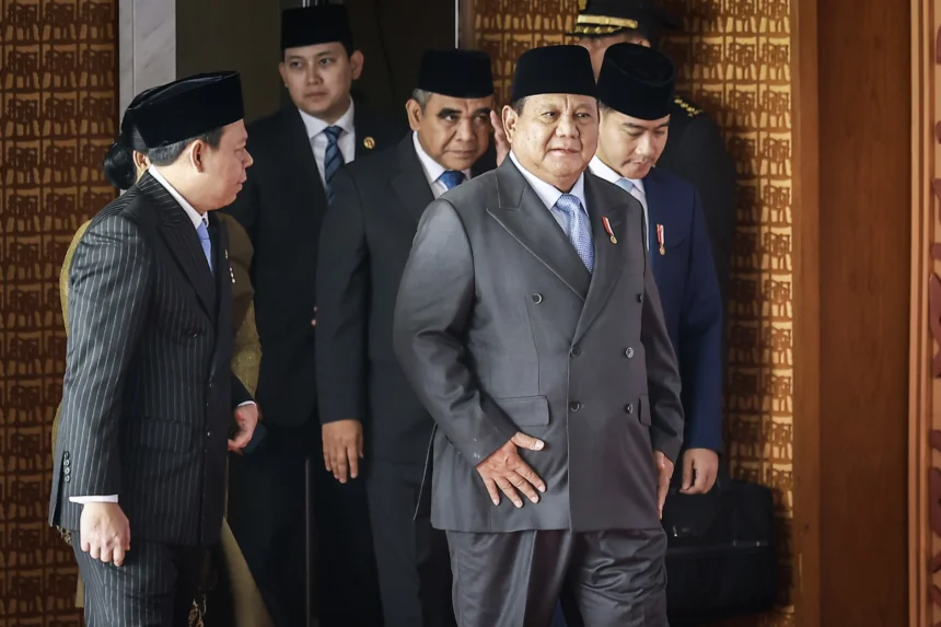 Presiden Prabowo Subianto (kedua kanan) bersama Wakil Presiden Gibran Rakabuming Raka (kanan), Ketua MPR RI Ahmad Muzani (ketiga kiri), dan Ketua DPD RI Sultan Bachtiar Najamudin (kiri) berjalan memasuki ruangan untuk menghadiri Sidang Tahunan MPR RI dan Sidang Bersama DPR RI dan DPD RI Tahun 2026 di Kompleks Parlemen, Jakarta, Jumat (14/8/2026).