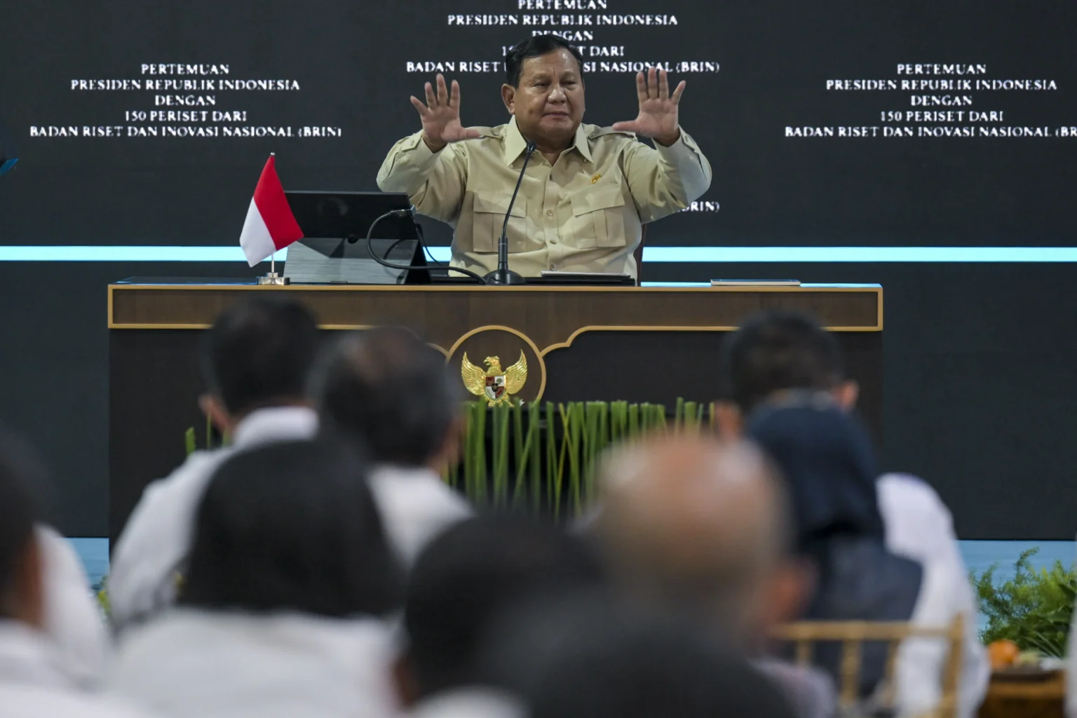 Presiden Prabowo Subianto memberikan arahan dalam acara pertemuan dengan periset dan peneliti Badan Riset dan Inovasi Nasional (BRIN) di halaman Istana Negara, Jakarta, Kamis (6/8/2026).
