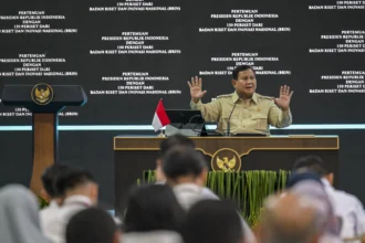 Presiden Prabowo Subianto memberikan arahan dalam acara pertemuan dengan periset dan peneliti Badan Riset dan Inovasi Nasional (BRIN) di halaman Istana Negara, Jakarta, Kamis (6/8/2026).