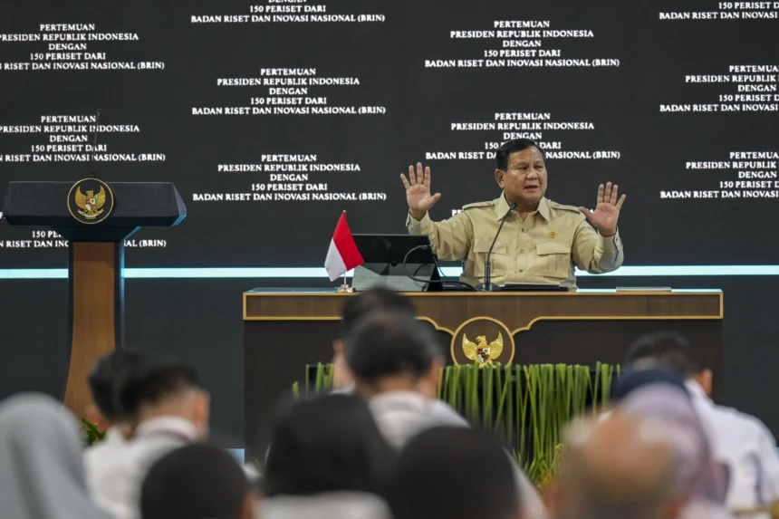 Presiden Prabowo Subianto memberikan arahan dalam acara pertemuan dengan periset dan peneliti Badan Riset dan Inovasi Nasional (BRIN) di halaman Istana Negara, Jakarta, Kamis (6/8/2026).